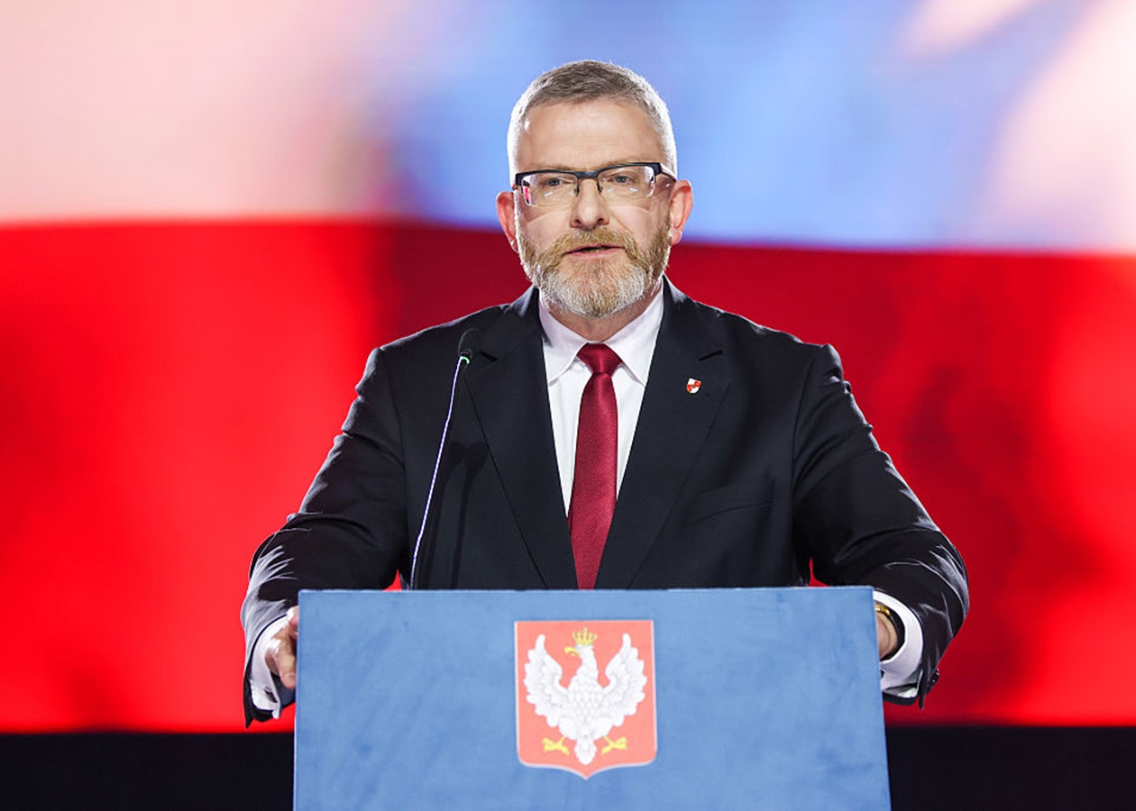 Кандидат у президенти Польщі зірвав прапор ЄС і витер ним взуття