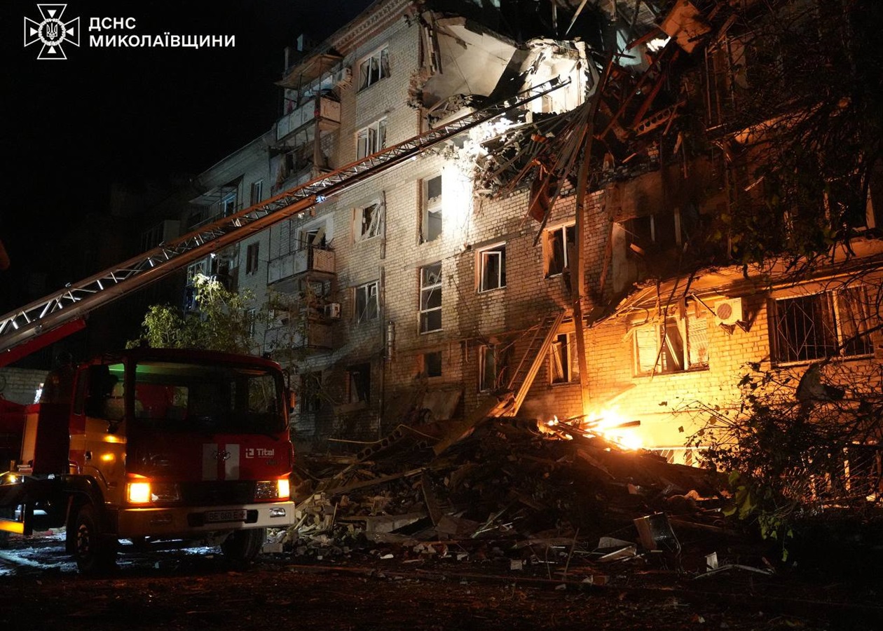 У Миколаєві дрон поцілив у багатоповерхівку, є загиблий