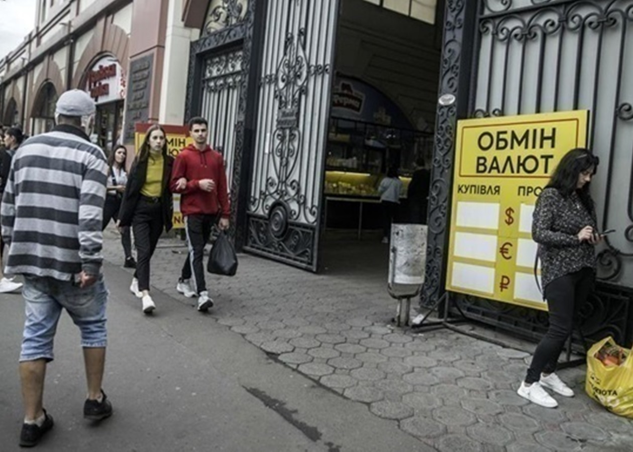 В Україні знову зросли офіційні курси долара і євро