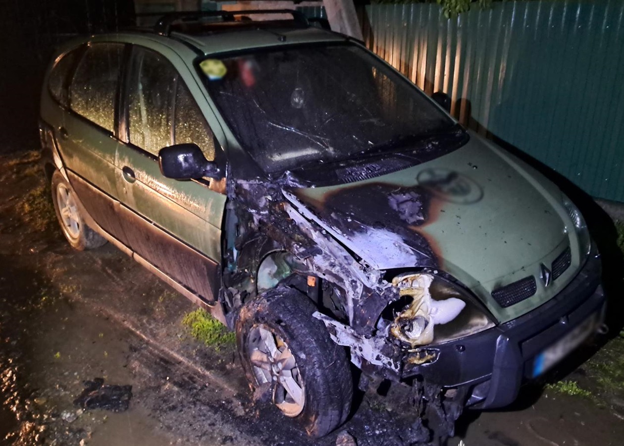 ​У Бердичеві підпалили два військових автомобілі