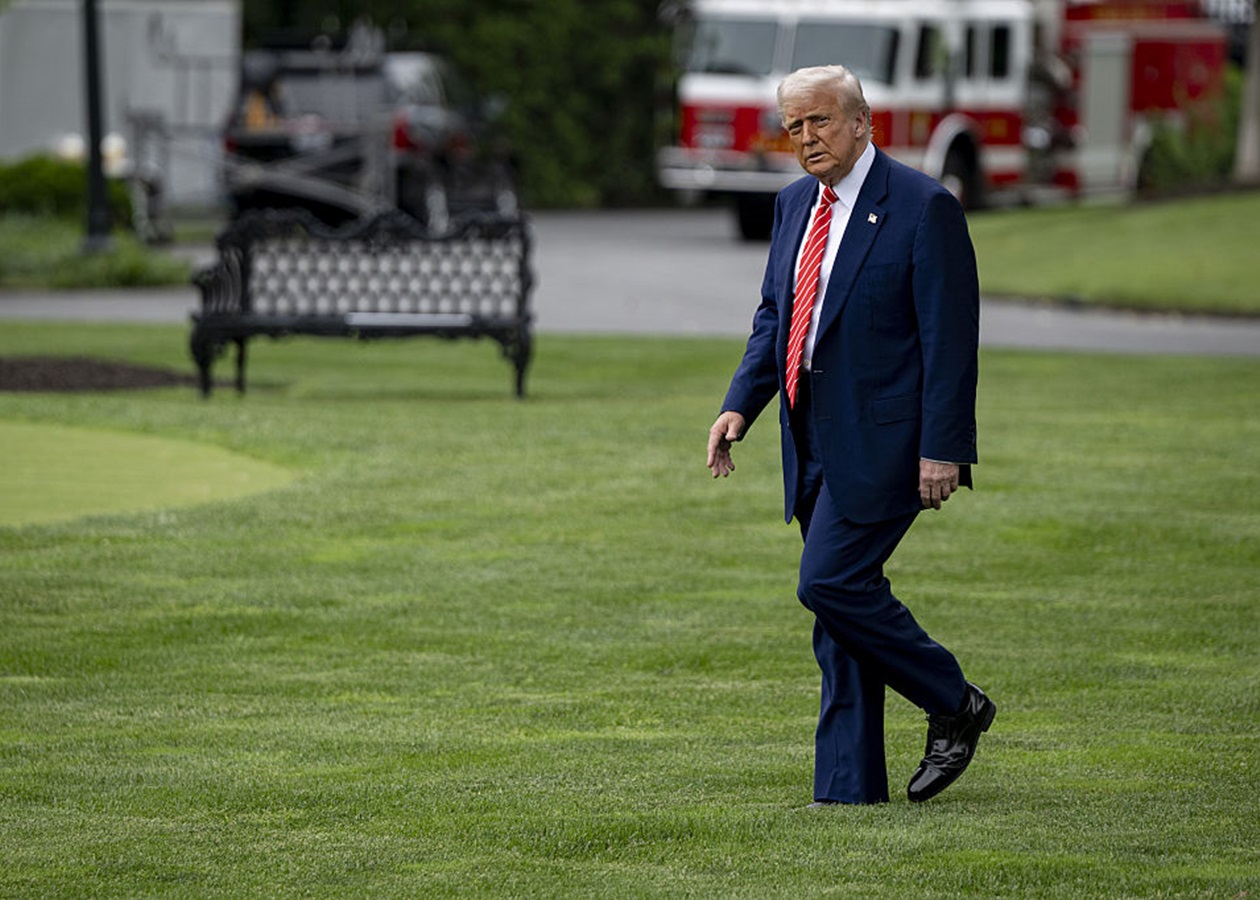 Трамп поширив конспірологію про "заміну Байдена роботом"