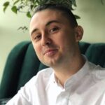 Тарас Тополя показав символ надії після удару по своєму будинку