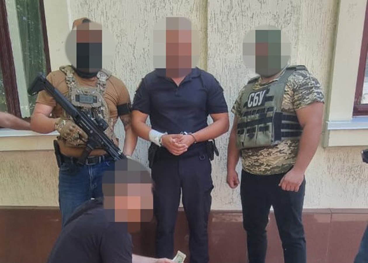 Батько й син-поліціянти організували схему для ухилянтів на Одещині