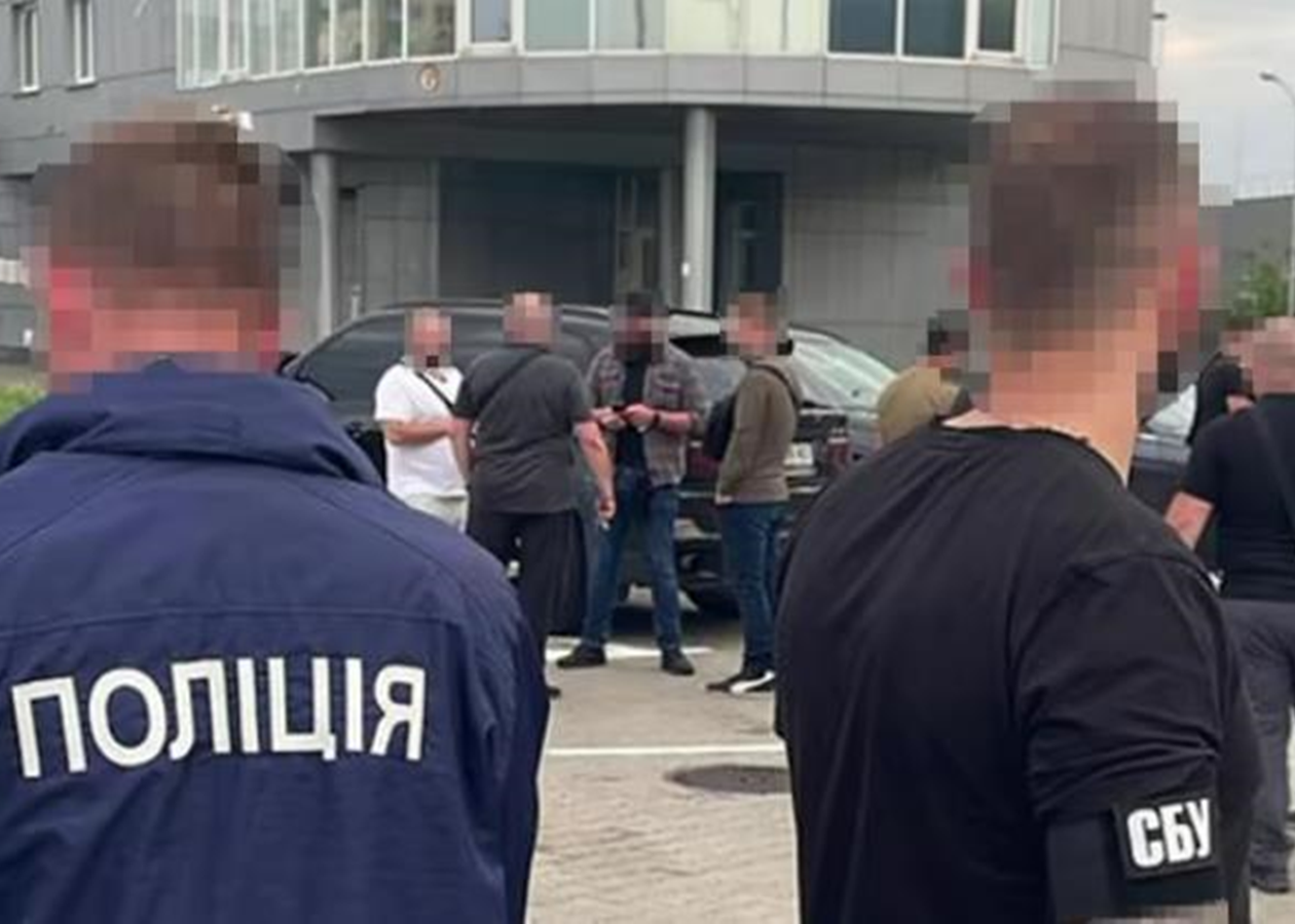 У Києві правохоронці перевіряють офіси, авто і документи громадян