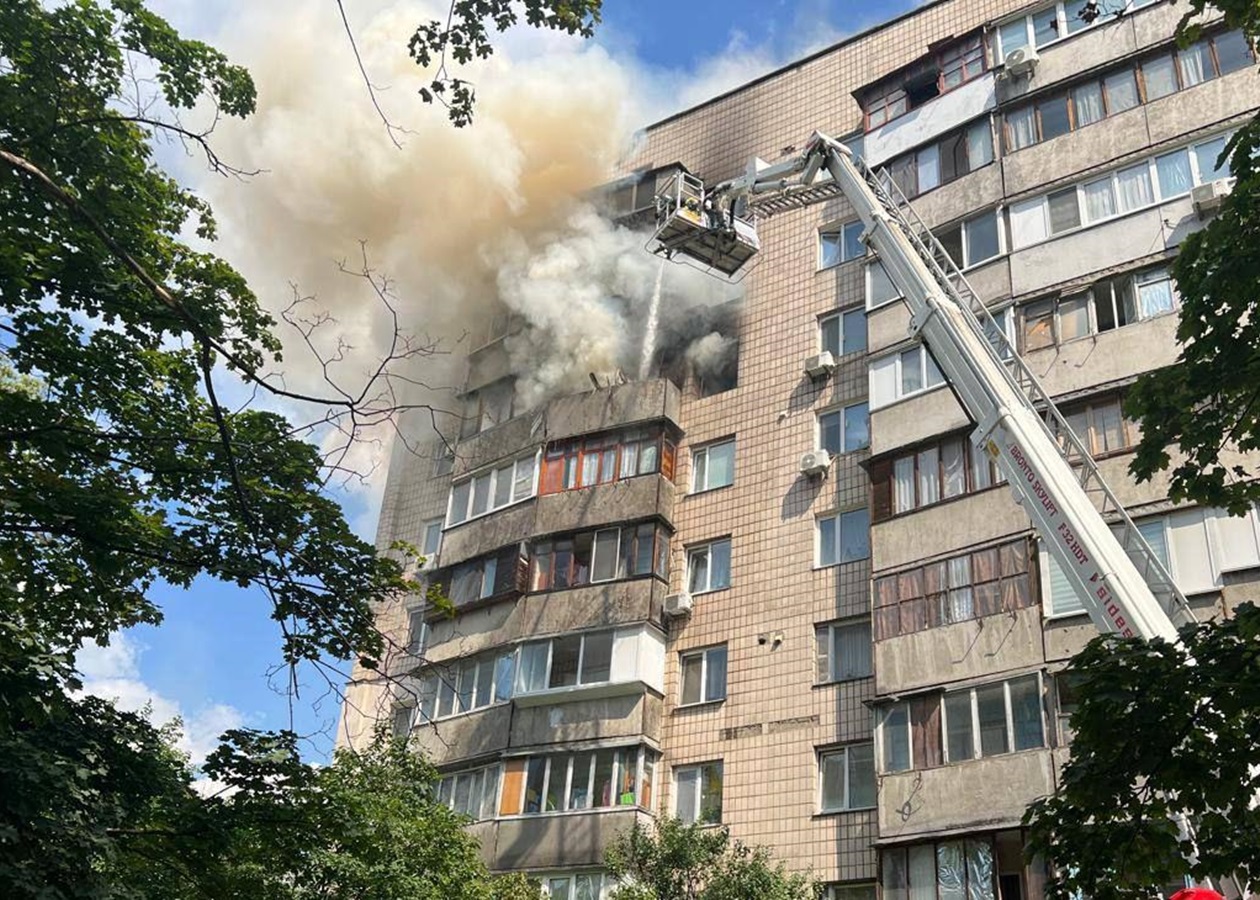 У Києві чоловік підірвав квартиру, щоб не впустити поліцію